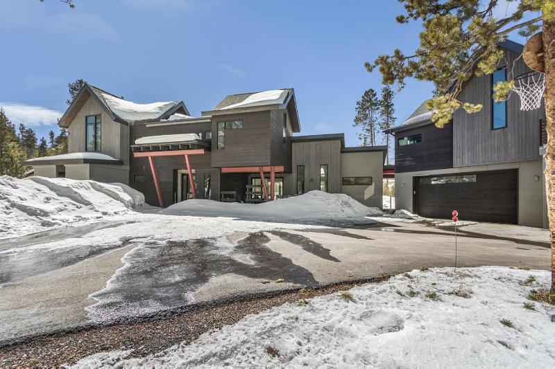 Modern Alpine Escape - image 2
