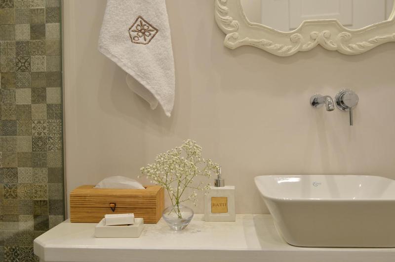 Deluxe Suite with Sea View image 4