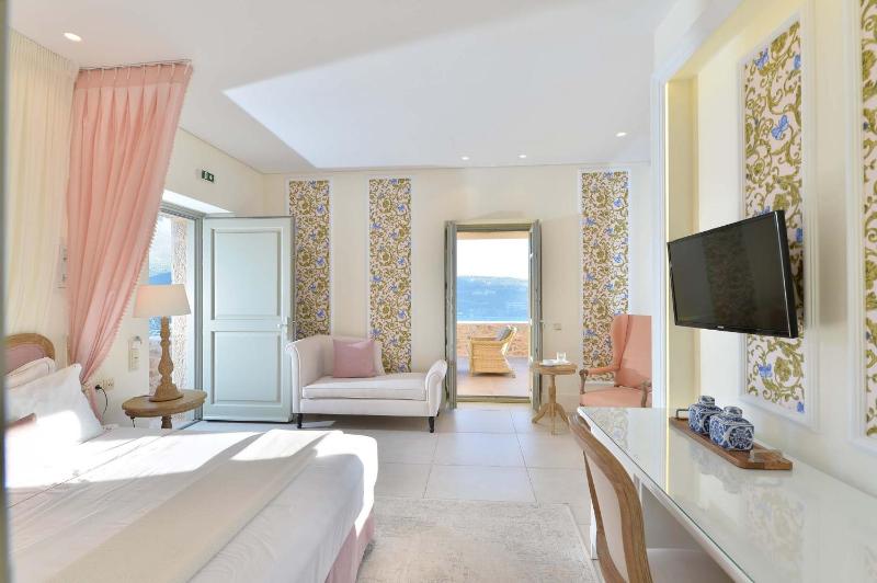 Deluxe Suite with Sea View image 2