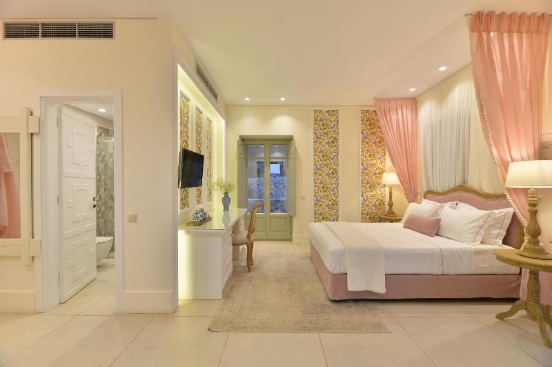 Deluxe Suite with Sea View image 3