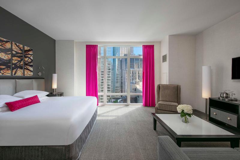 Deluxe King Room image 2