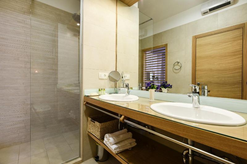 Superior King Room image 4