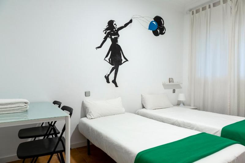 Twin Room image 4