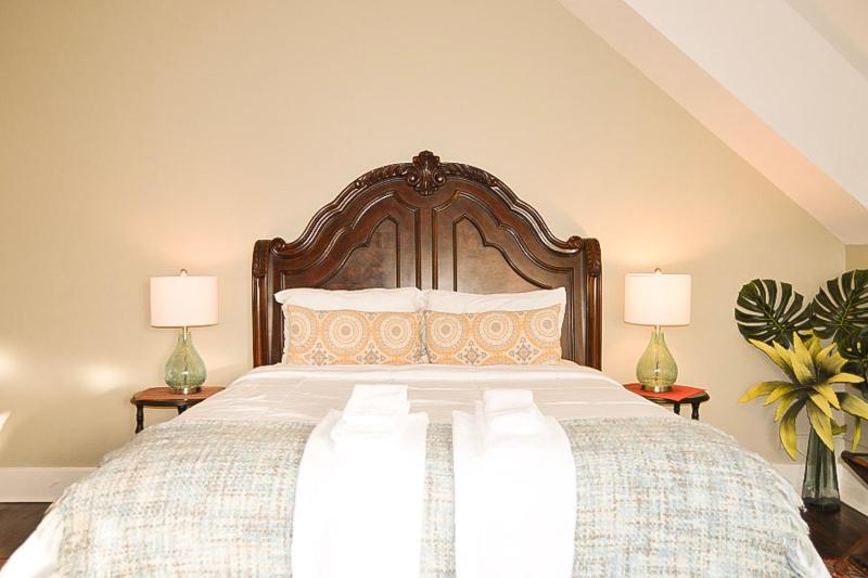 Standard Queen bed w/ shared bathroom  image 2