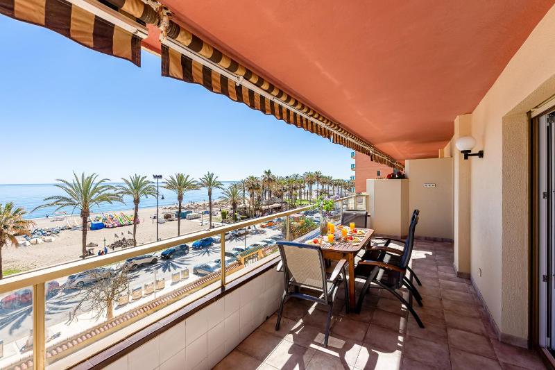 797 HOLIDAY RENTALS - Amplio piso con terraza en primera línea de playa - image 3