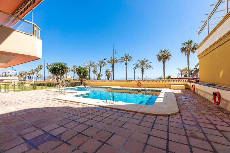 797 HOLIDAY RENTALS - Amplio piso con terraza en primera línea de playa - image 14
