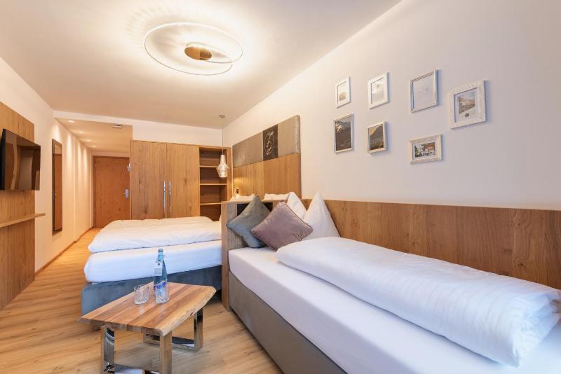 Deluxe Double Room with Balcony image 4