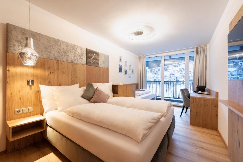 Deluxe Double Room with Balcony image 1
