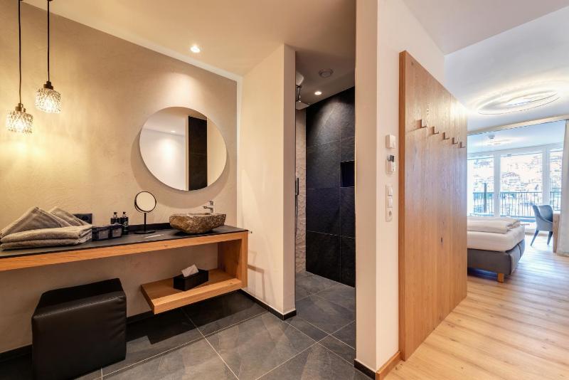 Deluxe Double Room with Balcony image 3