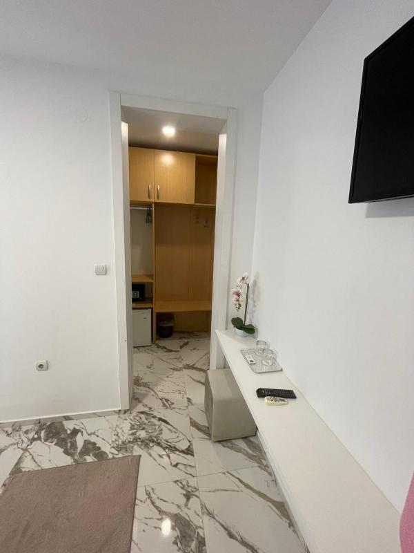 Standard Double or Twin Room with Balcony with Sea View and Old Town View image 4