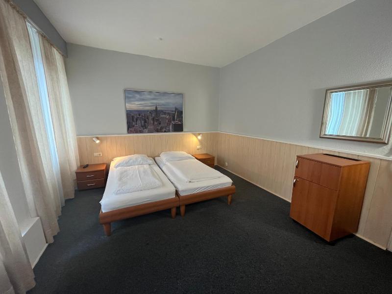 Twin Room image 4