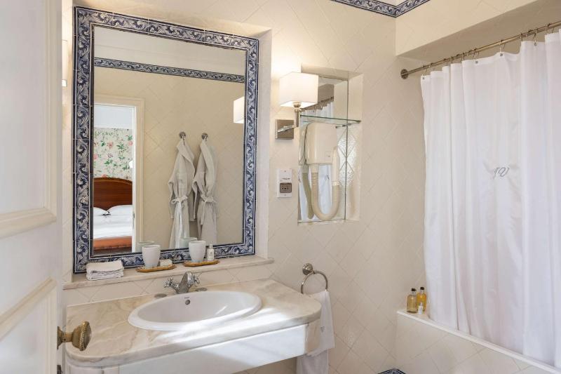 Deluxe Double or Twin Room with River View image 2
