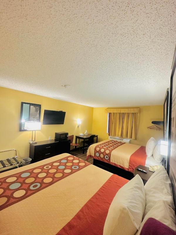 Queen Room with Two Queen Beds - Non-Smoking image 4