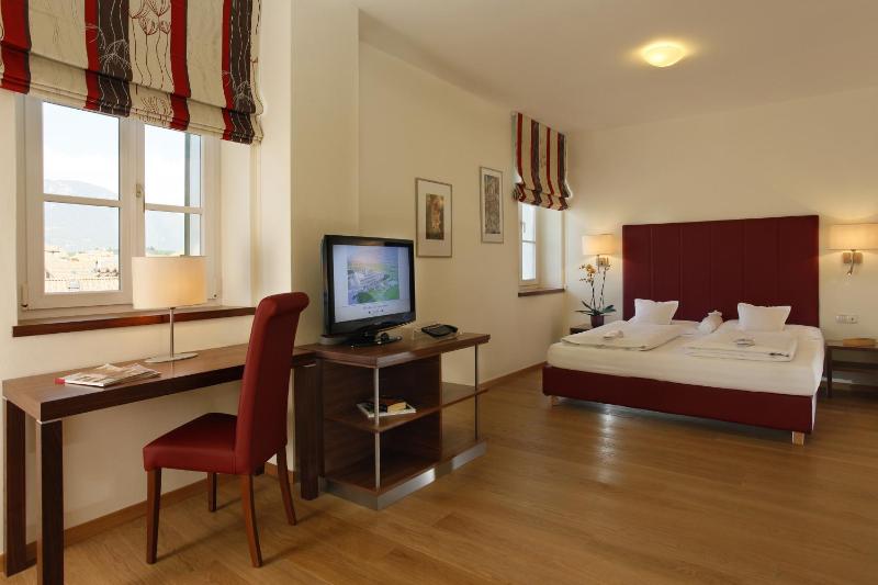 Deluxe Double Room image 3
