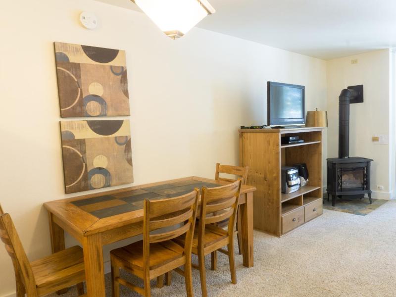 Studio- Fireplace Full kitchen balcony Walk the Village - image 13