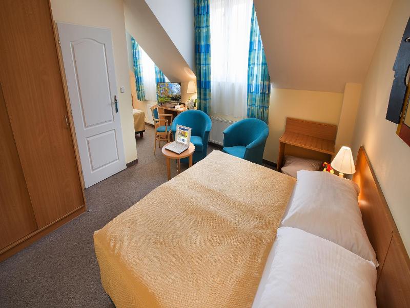 Double or Twin Room with Air Conditioning image 4