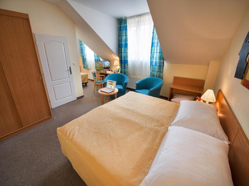 Double Room with 1 extra bed image 4