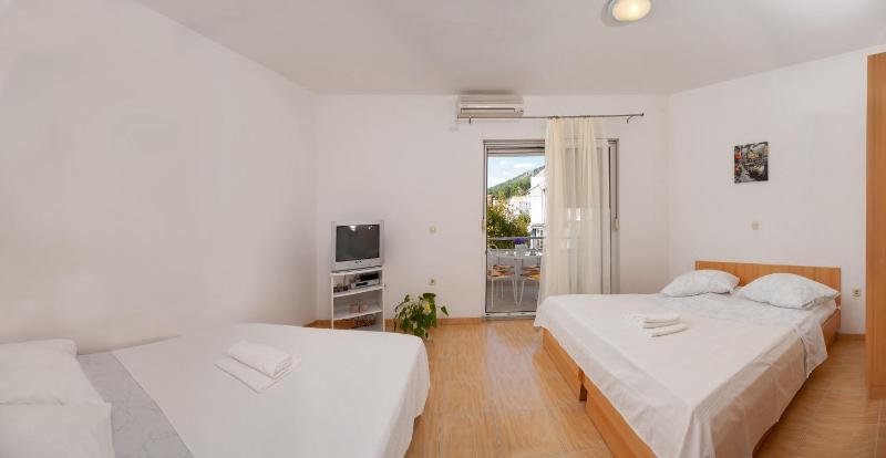 One-Bedroom Apartment with Balcony and Mountain View   image 4