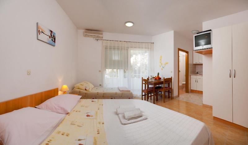 Studio with Balcony and Partial Sea View image 4