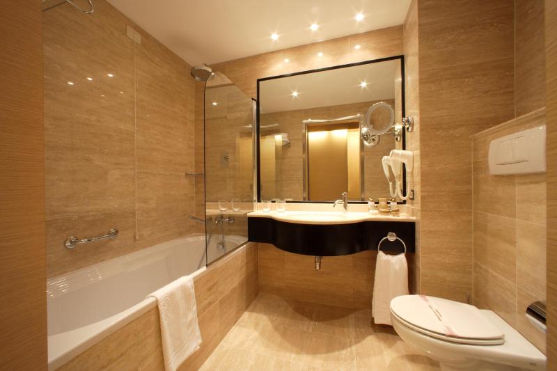 Deluxe Double Room with Balcony image 4