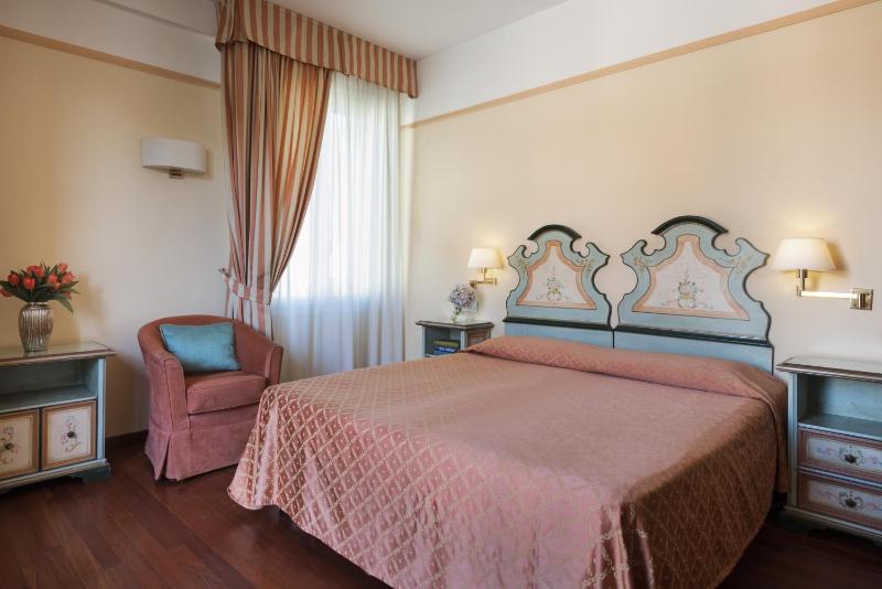 Superior Double Room image 4
