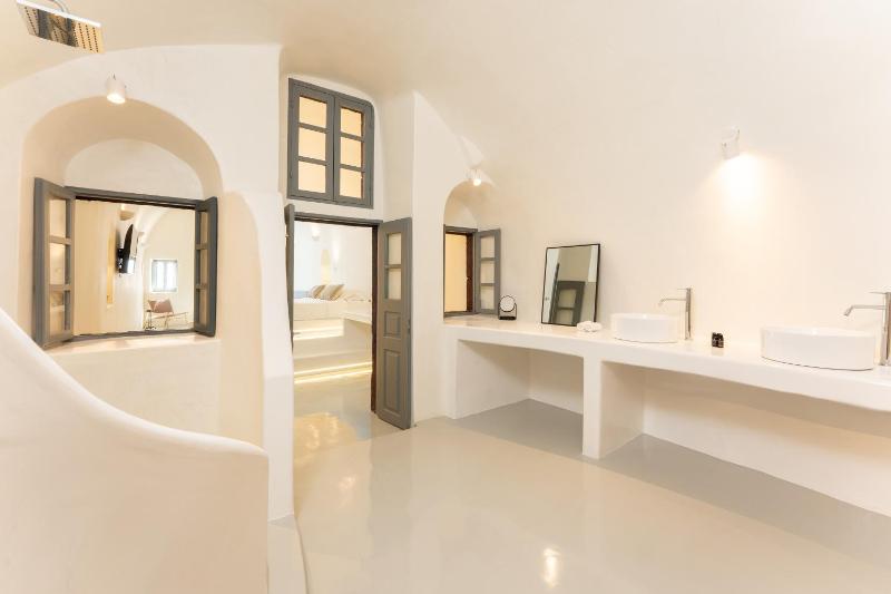 Grand Suite with Caldera View and outdoor Hot Tub - Private Terrace image 1