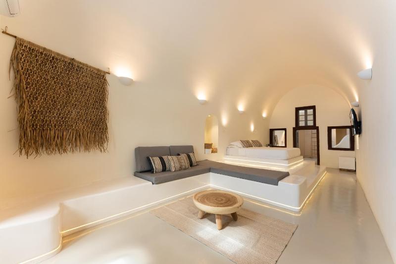 Grand Suite with Caldera View and outdoor Hot Tub - Private Terrace image 4