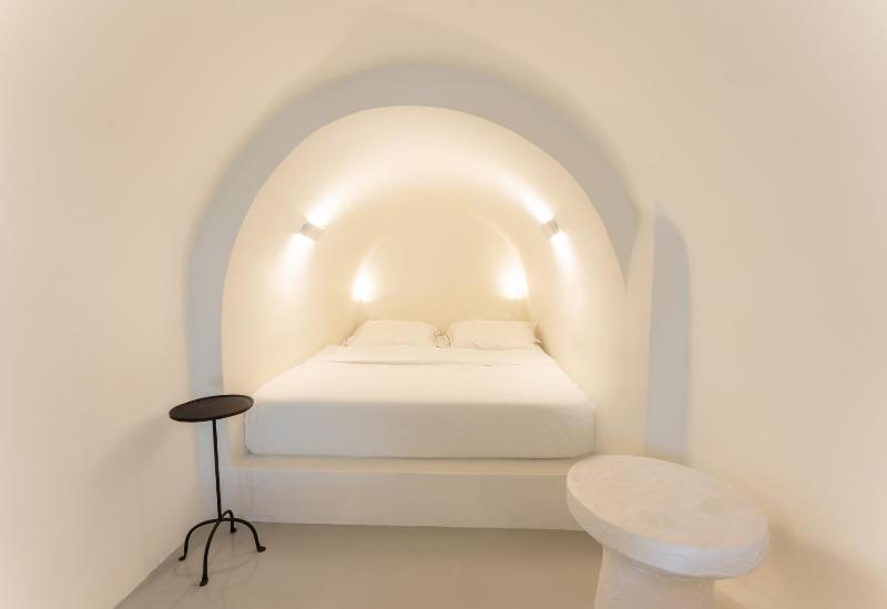 Petite Cave Suite with Caldera View & Outdoor Hot Tub image 1