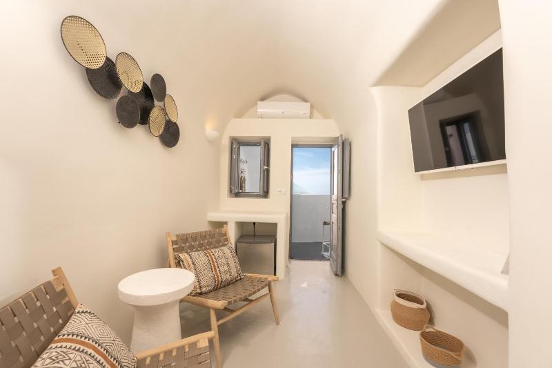 Petite Cave Suite with Caldera View & Outdoor Hot Tub image 3