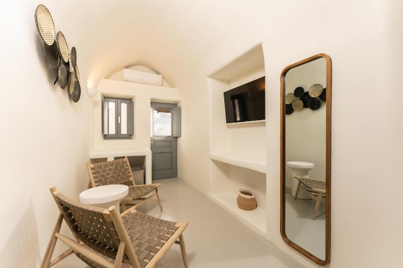 Petite Cave Suite with Caldera View & Outdoor Hot Tub image 4