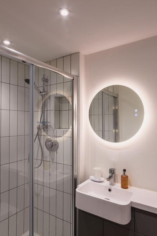 Apartment with Shower image 4