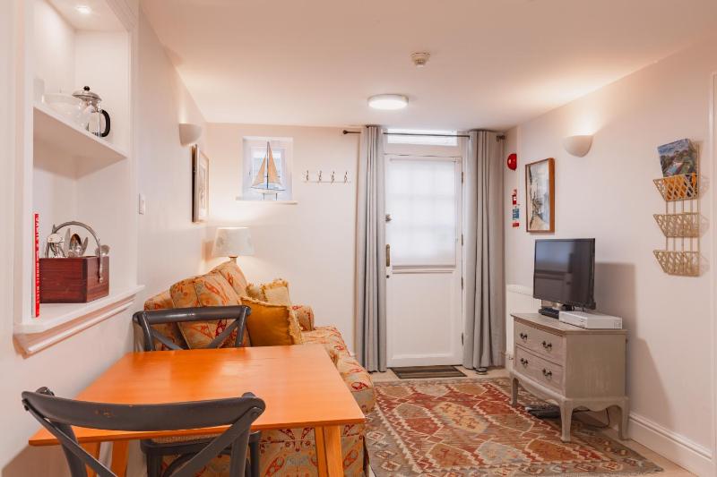 Apartment with Shower image 3