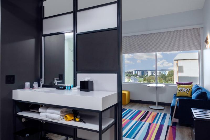 Larger Guest room, 1 King image 2