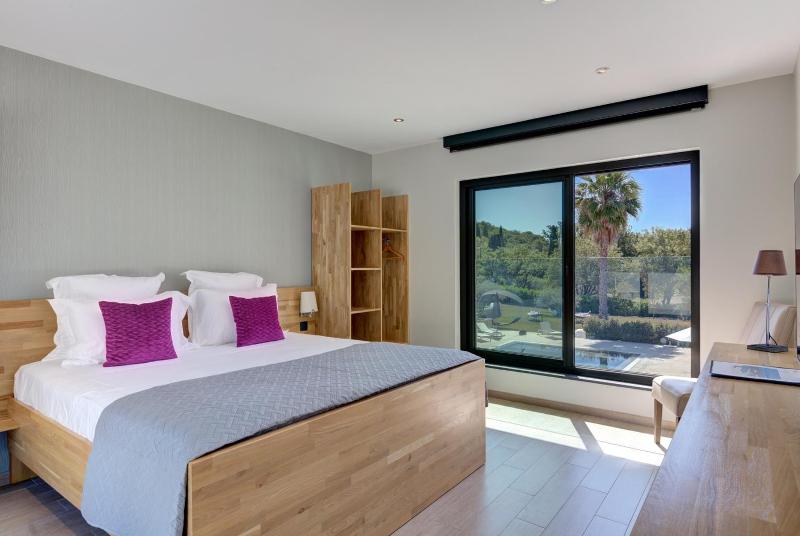 King Room with Pool View image 1