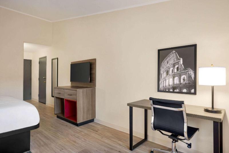 King Room- Non-Smoking image 3