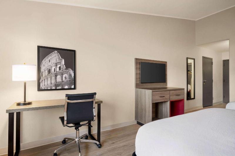 Queen Room with Two Queen Beds - Non-Smoking image 3