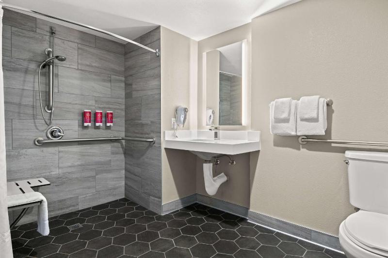 Queen Room with Mobility Accessible Roll-In Shower image 3