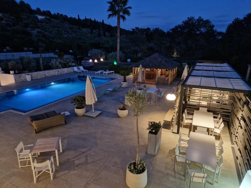 King Room with Pool View image 3