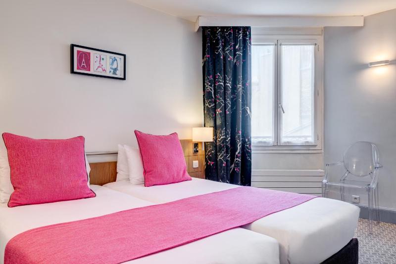Standard Twin Room image 3