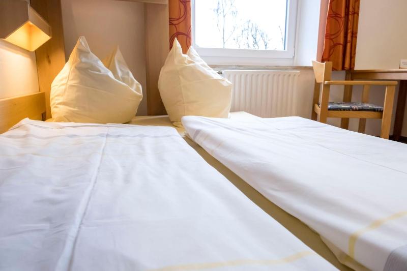 Twin Room image 3