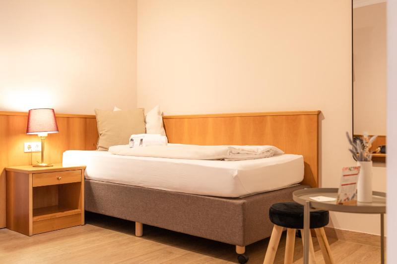 Standard Single Room image 4