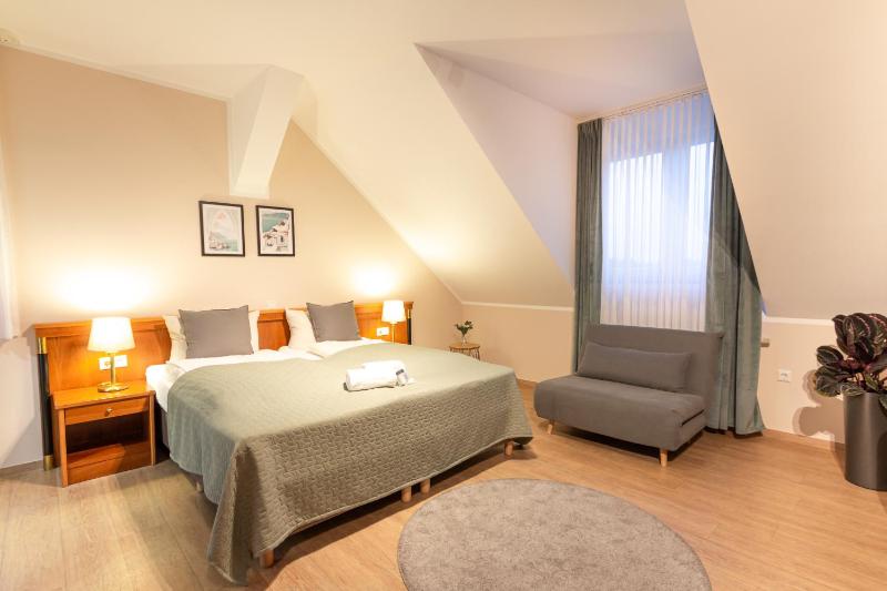 Standard Double Room image 3