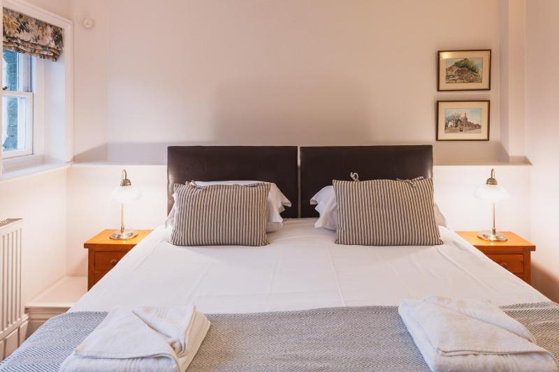 One-Bedroom Apartment image 4