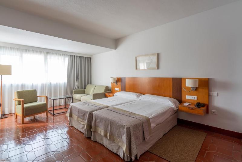 Budget Double Room image 3