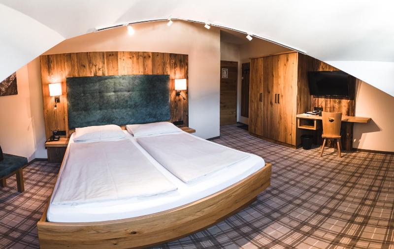 Budget Double Room image 3