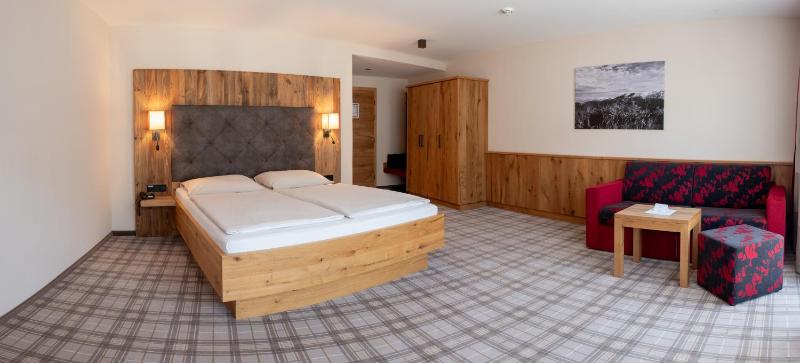 Deluxe Double Room with Balcony image 3