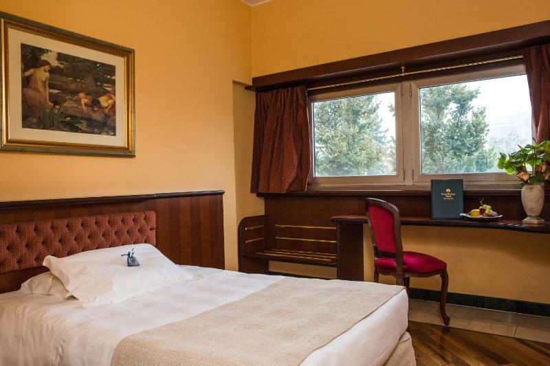 Double Room with French Bed image 4