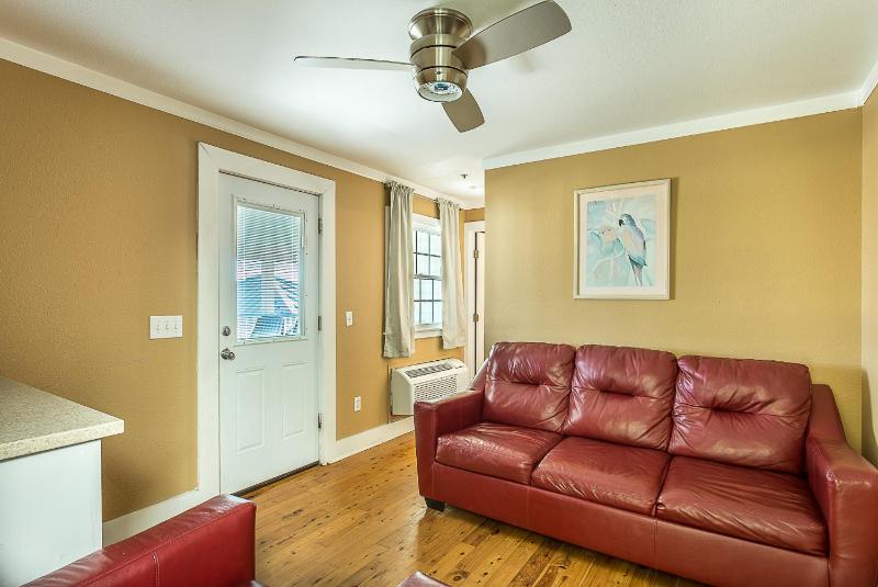 One-Bedroom Suite with Balcony and Gulf View image 3