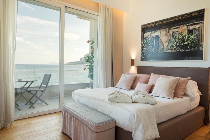 Double Room with Balcony and Sea View image 1
