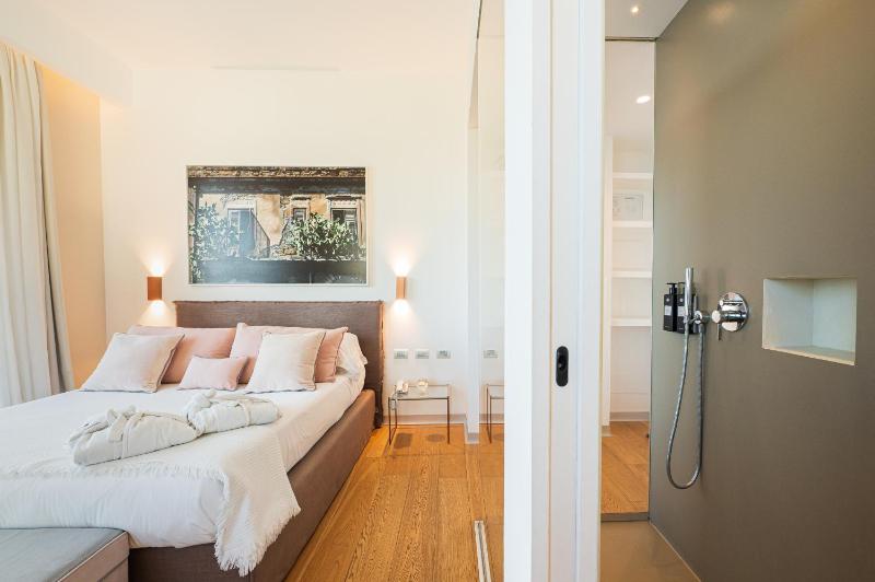 Double Room with Balcony and Sea View image 3